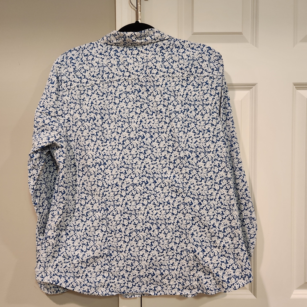 L.L. Bean Women’s Blue and White Floral Button-Down Shirt - Size XL - Picture 4 of 4